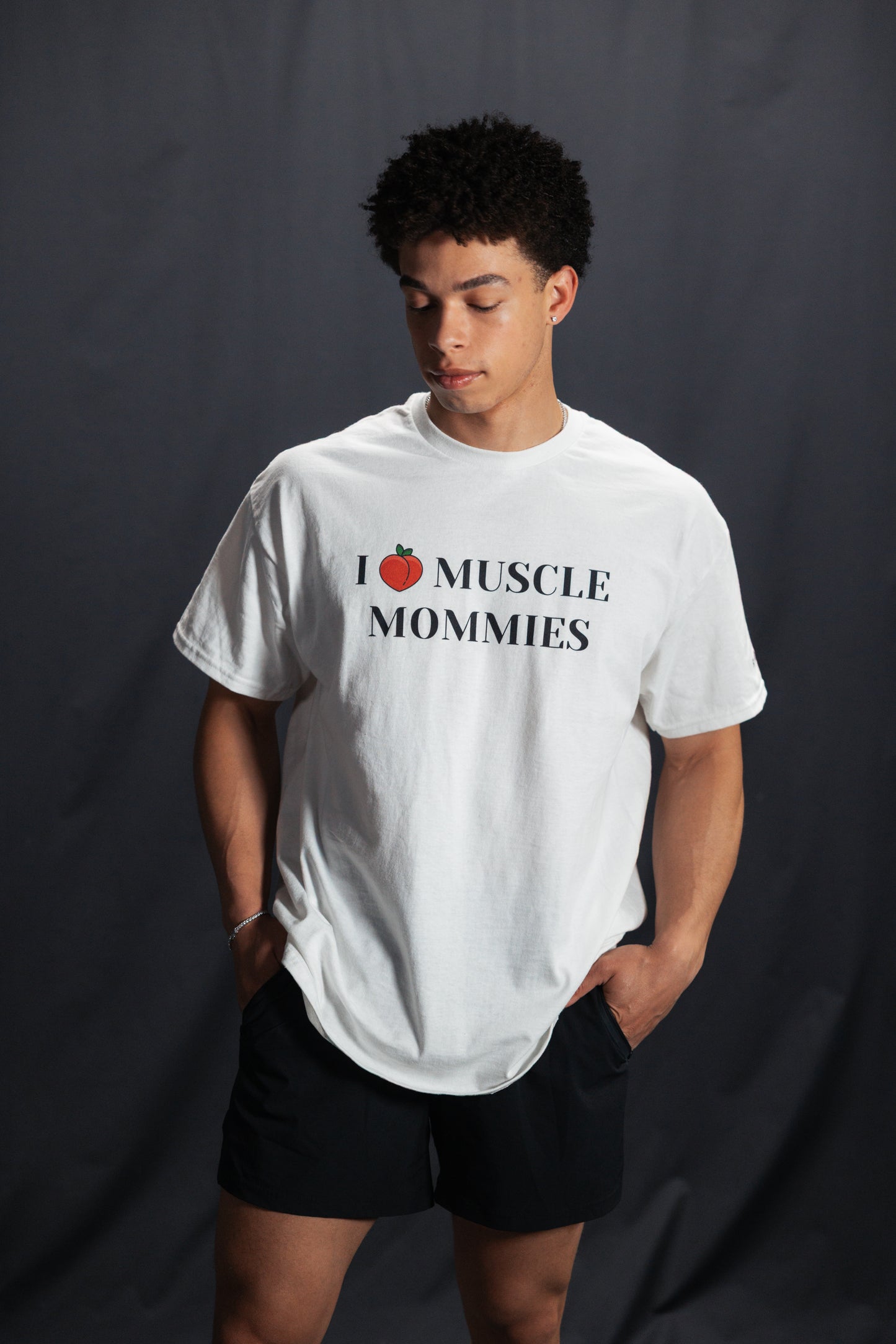 I Love Muscle Mommies Tee