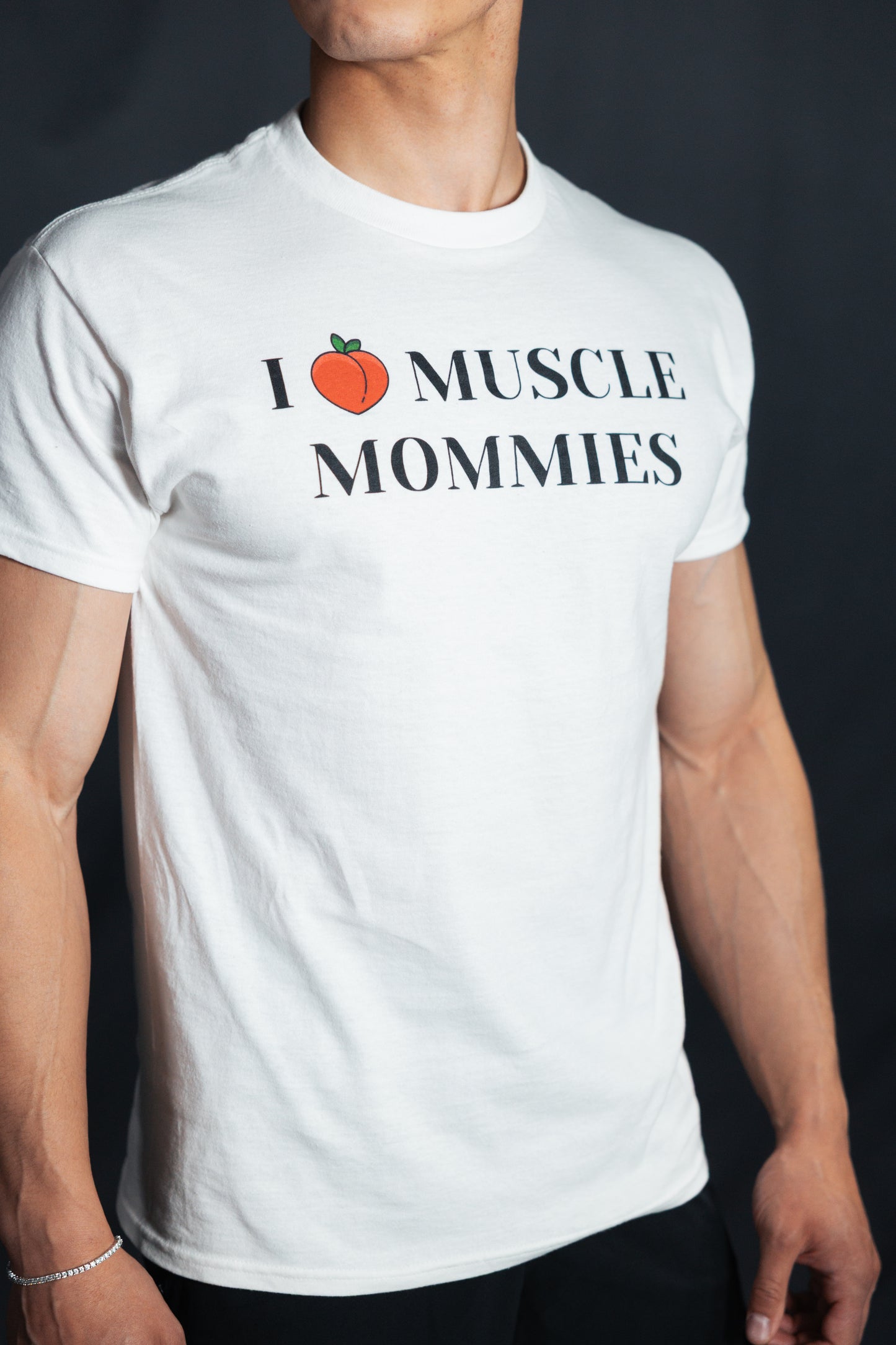 I Love Muscle Mommies Tee